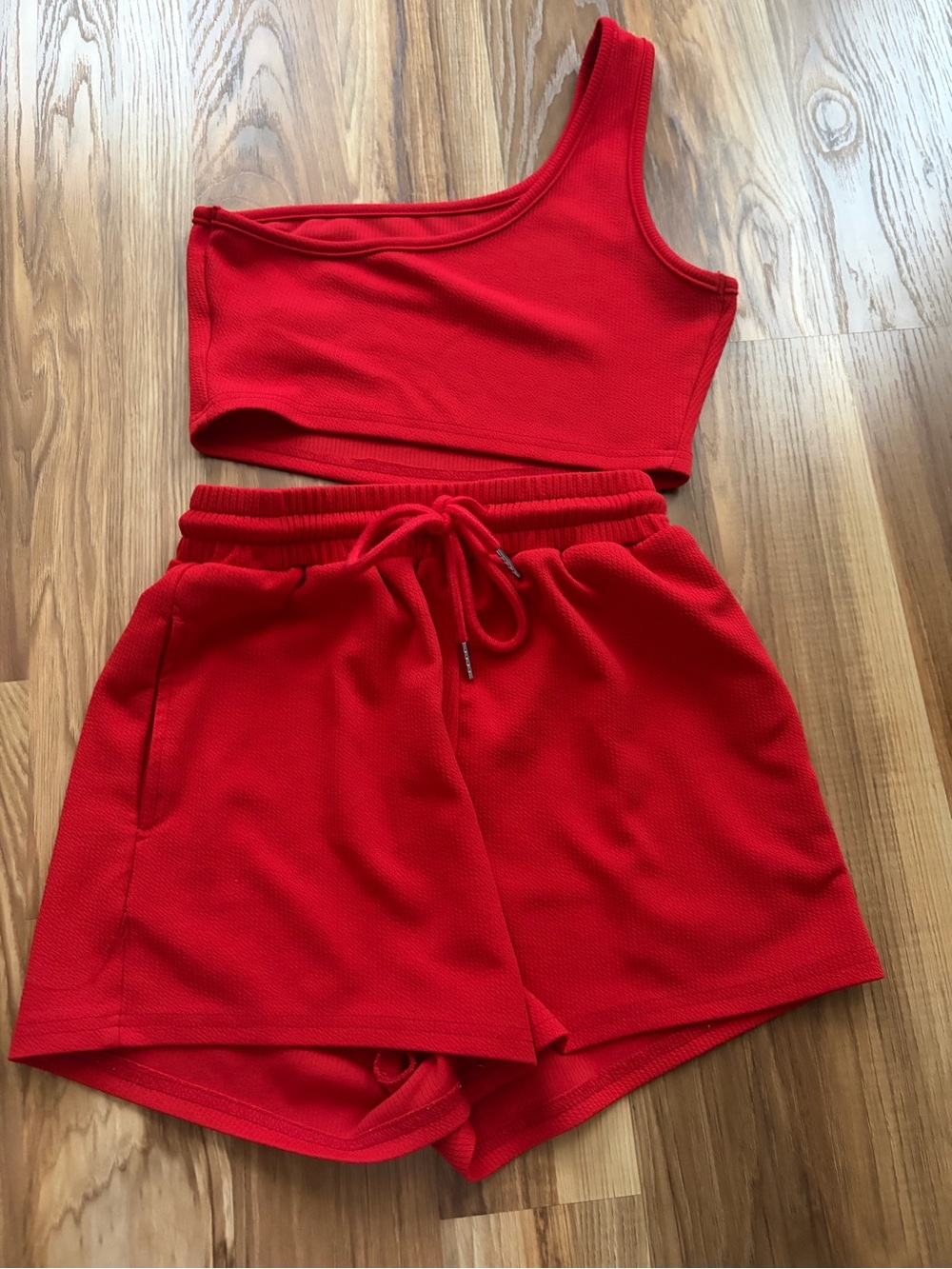Red cropped set